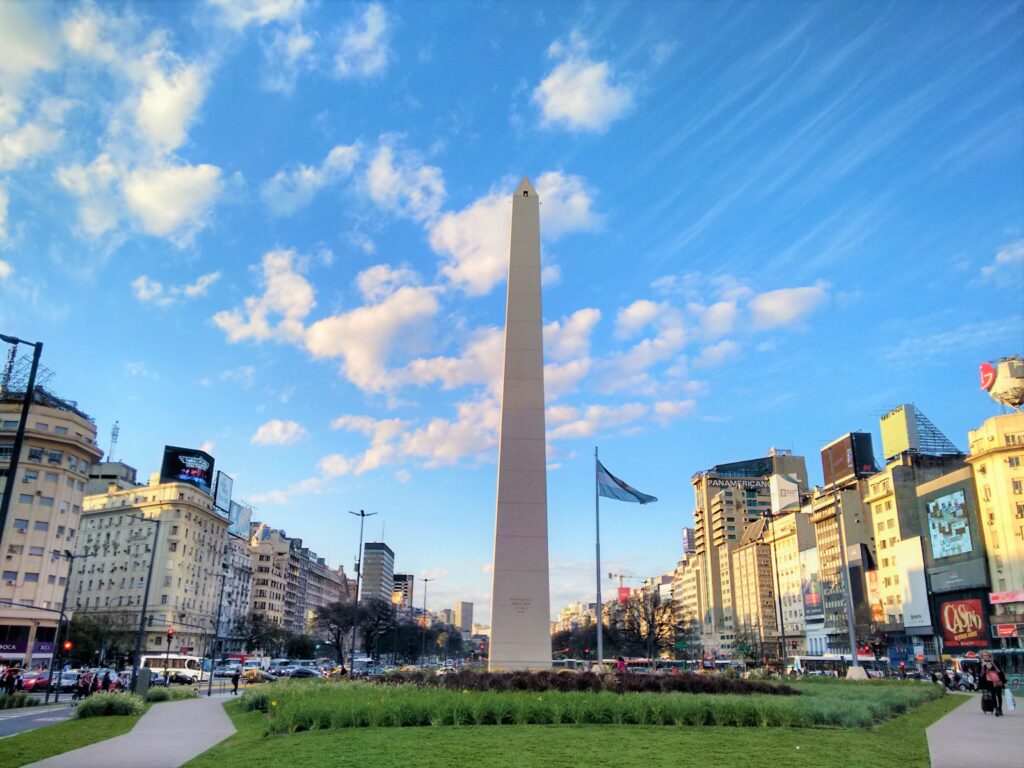 Monumento "Obelisco" de Buenos Aires, rodeado por espacios verdes.